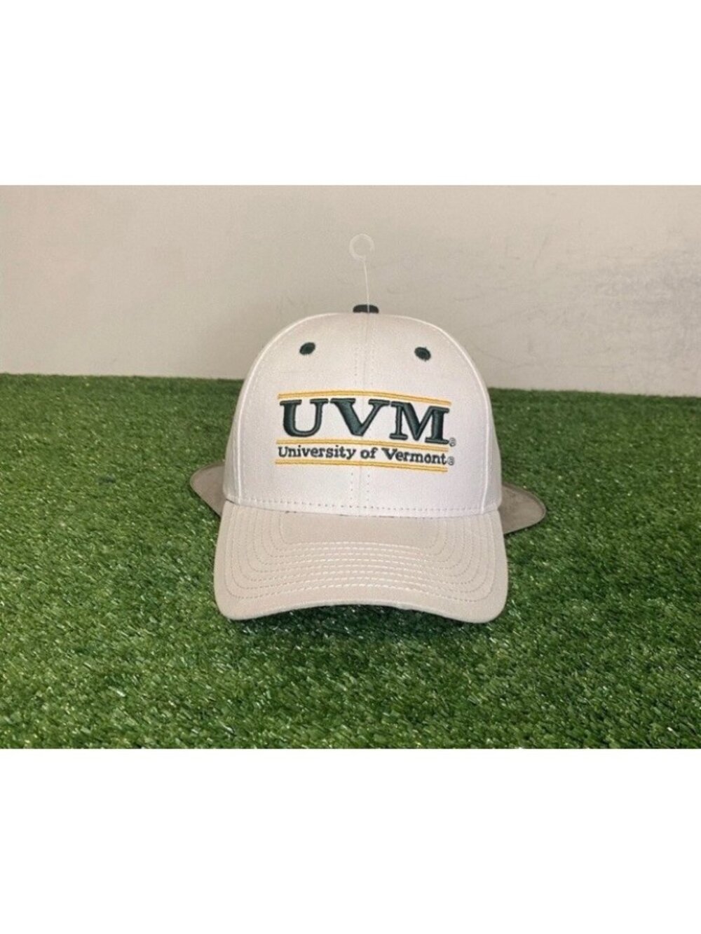 Vintage Vermont Catamounts hat cap snap back white green the game split bar mens